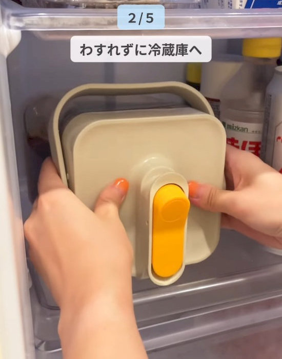 麦茶を冷蔵庫に入れる様子