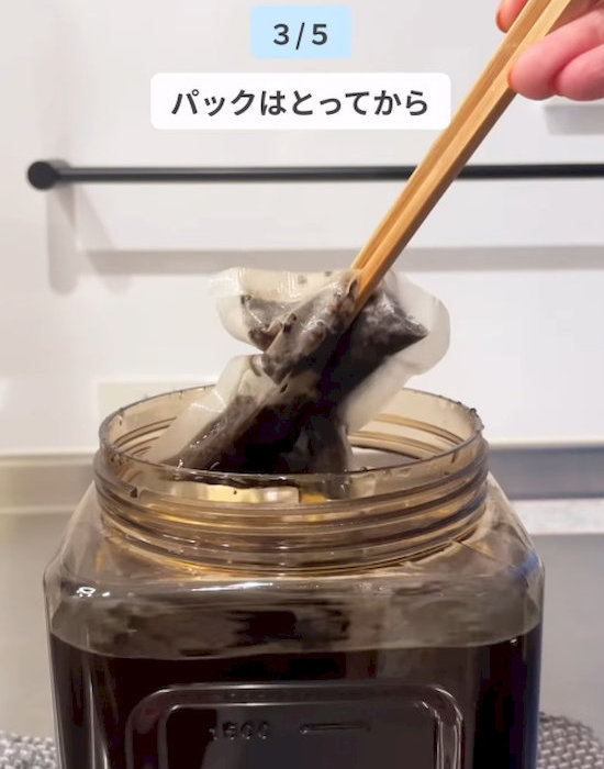 パックを箸で取りだす様子
