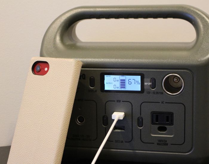 ポータブル充電器でスマートフォンを充電している様子