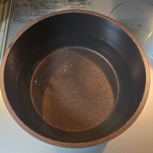 水の入った鍋の写真