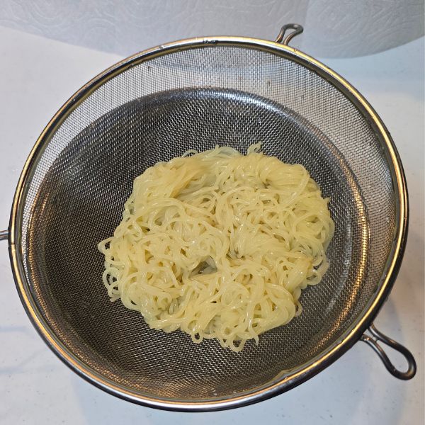 ゆでた麺をザルにあげた様子