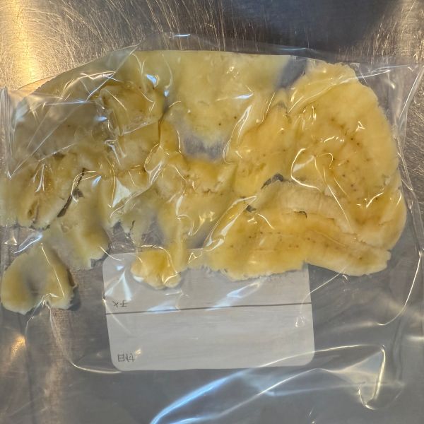 チャック付き保存袋に入れたバナナをつぶした様子