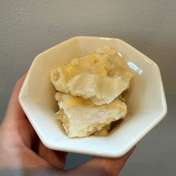バナナと牛乳で作ったアイスクリームを皿に盛り付けた様子