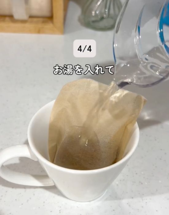 マグカップにお湯を注ぐ