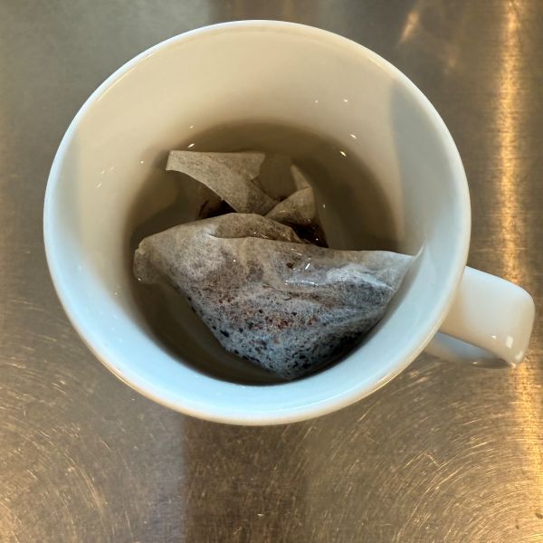 麦茶パックを入れたマグカップに水を入れた様子