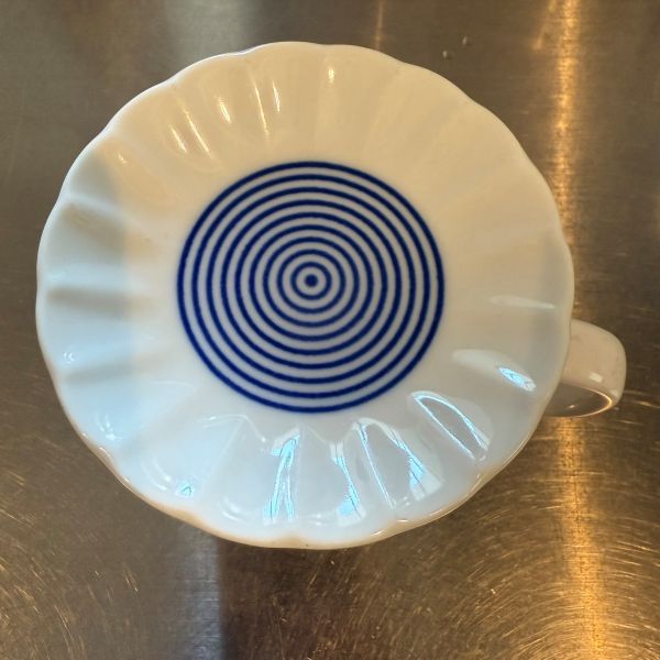 麦茶パックを入れたマグカップの上に小皿を置いた様子