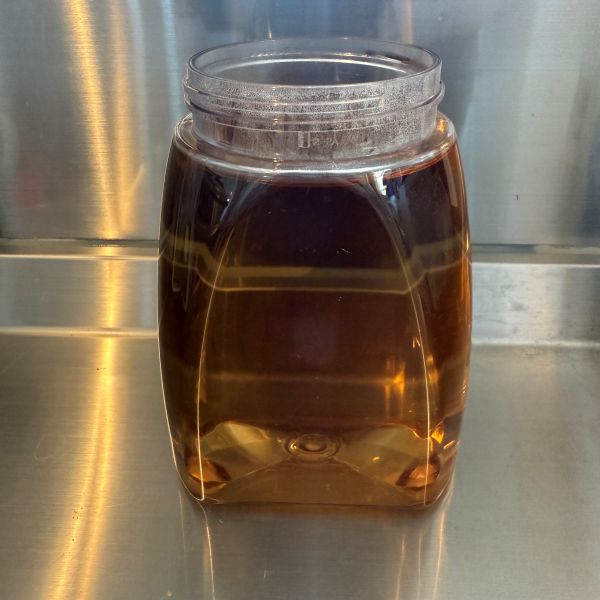 ポットいっぱいに麦茶を作った様子