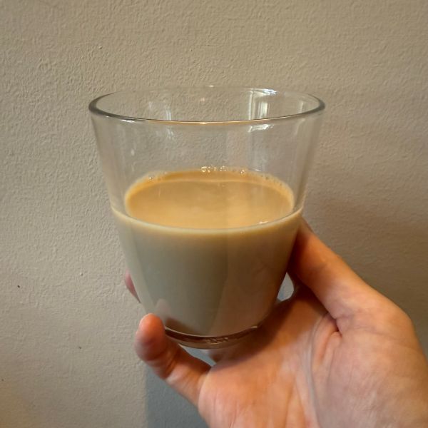 『コーヒー牛乳風ドリンク』が完成した様子