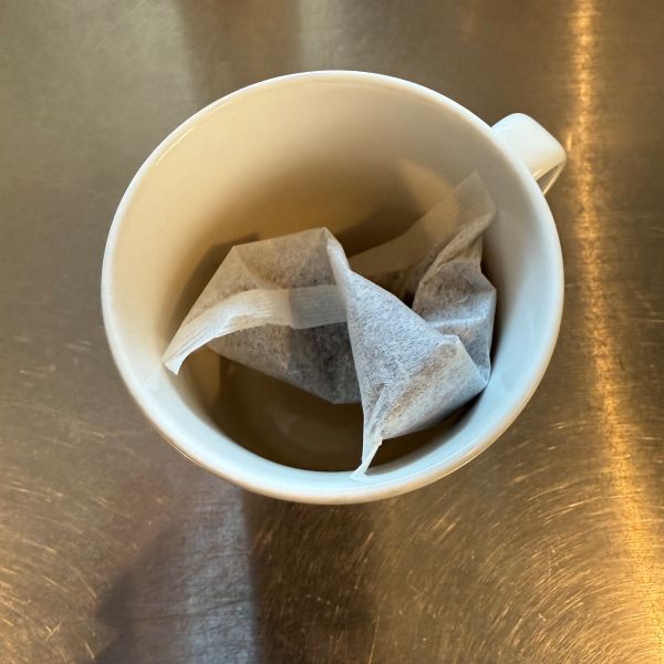 マグカップに麦茶パックを入れた様子