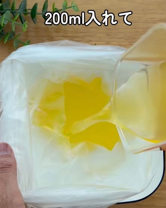 ポリ袋にジュースを入れる様子