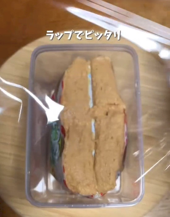 味噌にラップを密着させる