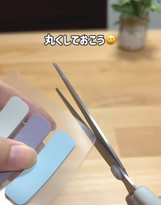 クリアファイルの角を切る様子