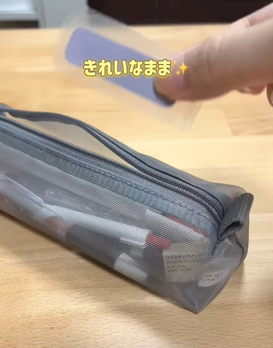 ペンケースにクリアファイル収納したふせんを入れる様子