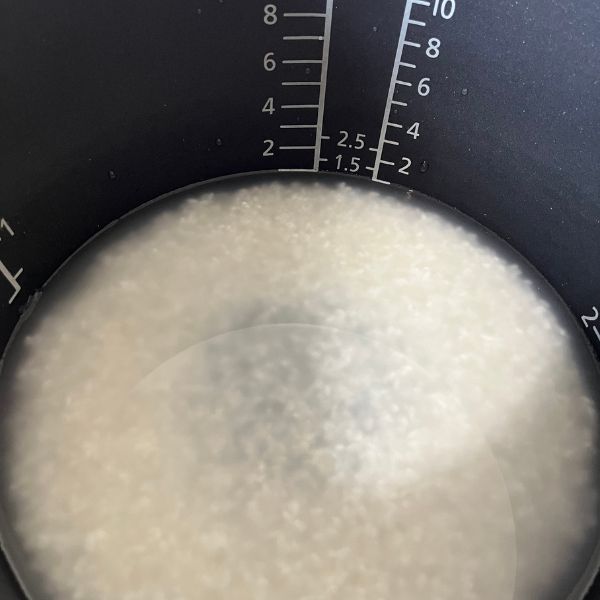 研いだお米と規定量の水を入れた内釜の様子
