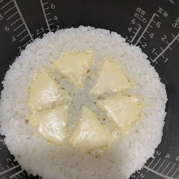 炊きあがったご飯の上でチーズが溶けている様子