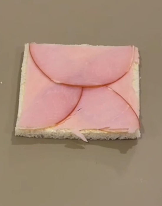 半分に切ったハムを食パンにのせている様子