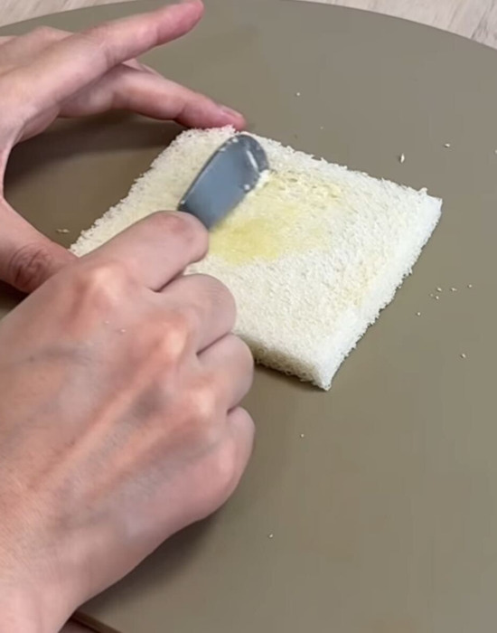 食パンにバターを塗っている様子
