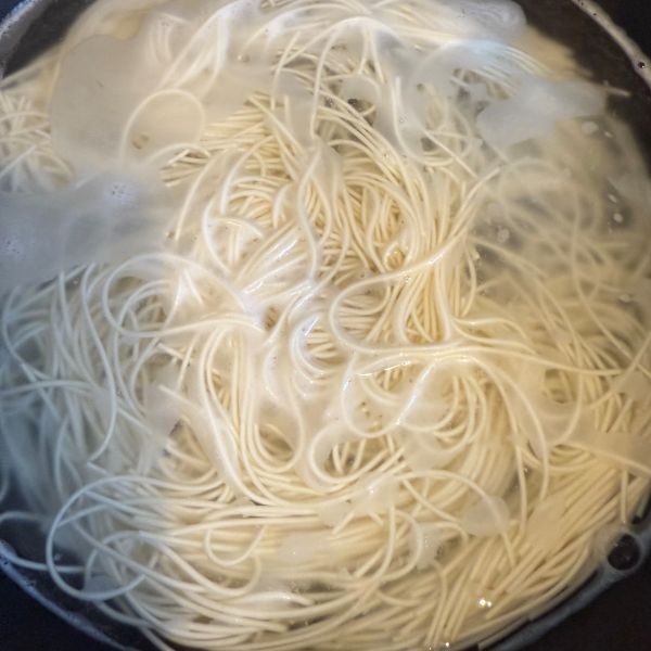 鍋でゆで上がったそうめんの様子
