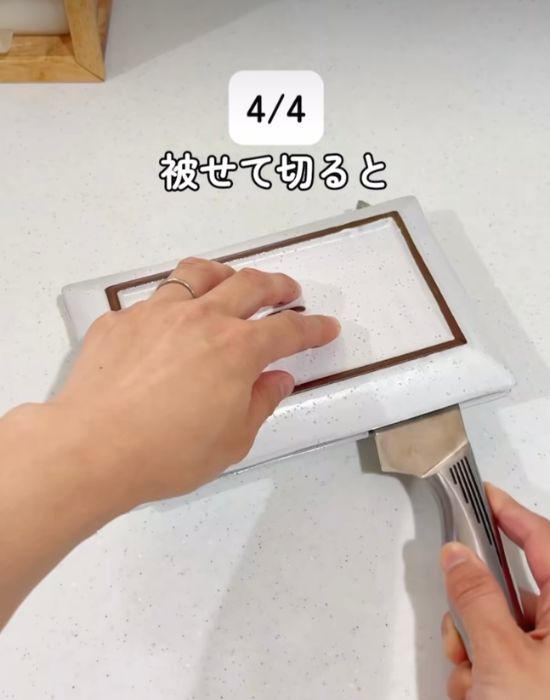 お皿の隙間に包丁を入れる