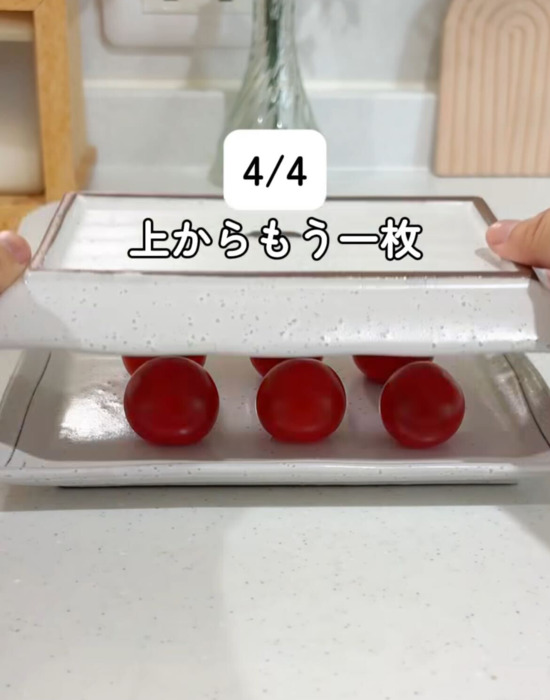 上からもう1枚のお皿で軽く押さえる
