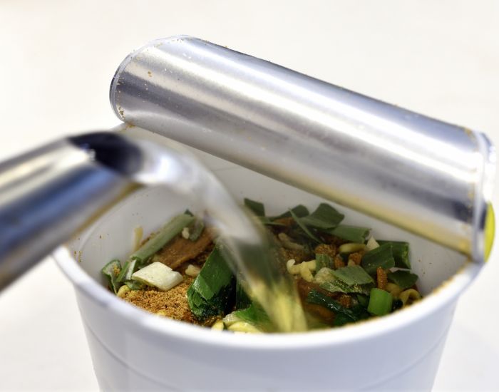 カップ麺にお湯を注ぐ様子