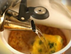 「カップ麺の蓋、押さえておいて」　友人の行動に「天才？」「迷惑？」【4選】