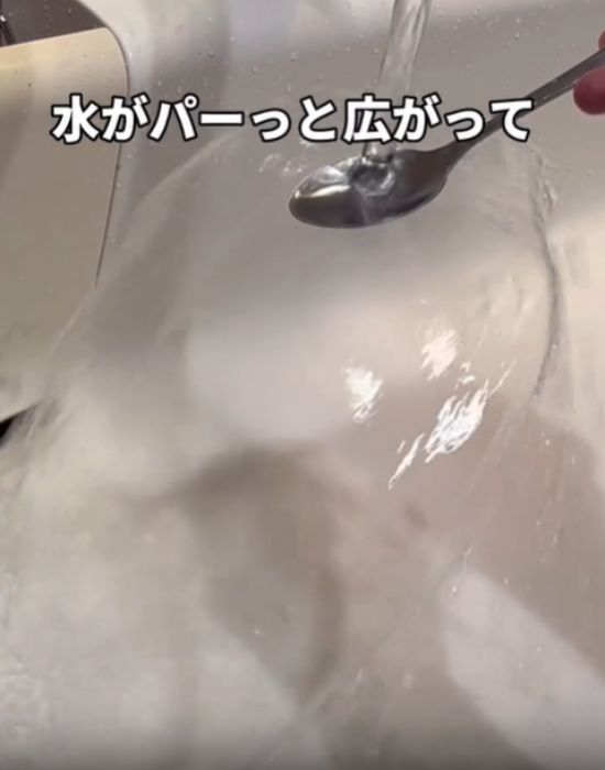 スプーンに水を当てる様子