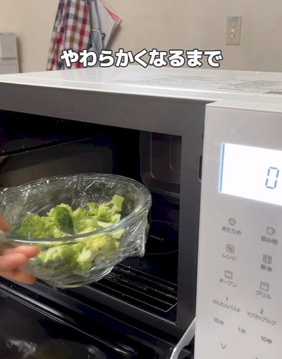 電子レンジにブロッコリーを入れる様子
