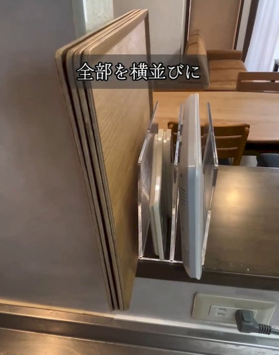 トレイとはかりと時計を立てかけたアクリルスタンド