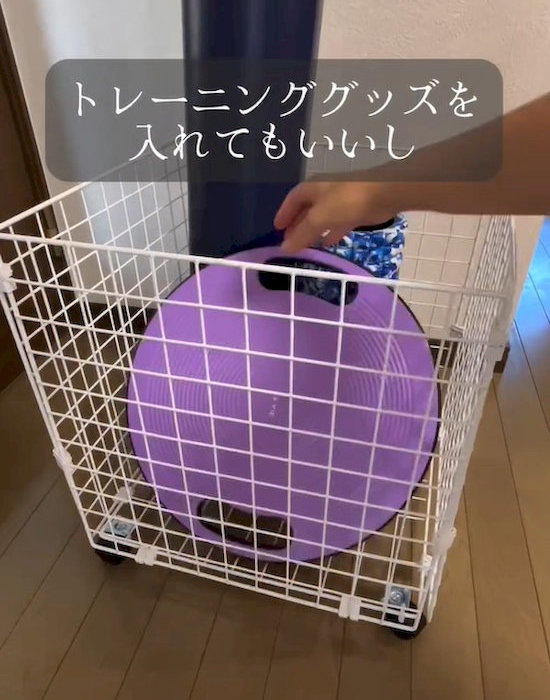 トレーニンググッズを入れた洗濯カゴ