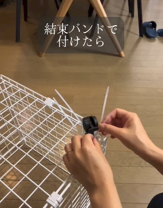 ワイヤーネットにキャスターを取り付ける様子