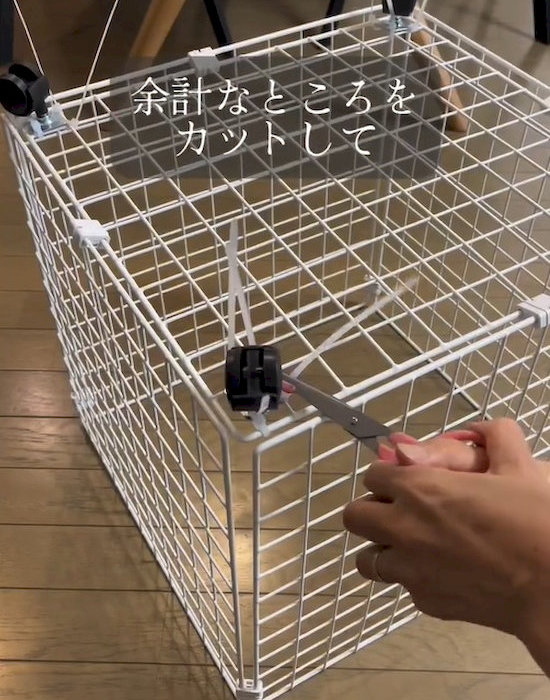 結束バンドをハサミでカットする様子