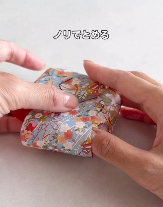 折り紙をのりで固定する様子
