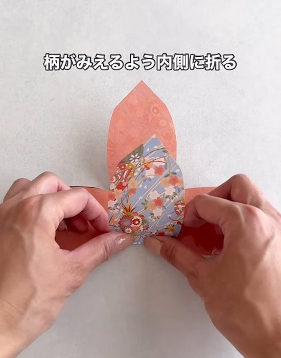 折り紙の内側を出して折る様子