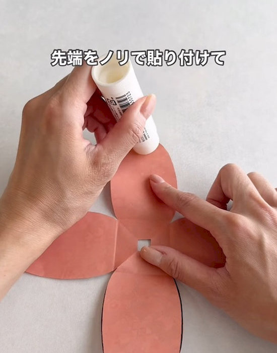 折り紙にのりを塗る様子