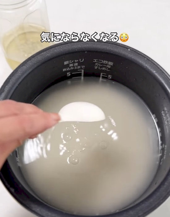 お米にお酒を加えている様子