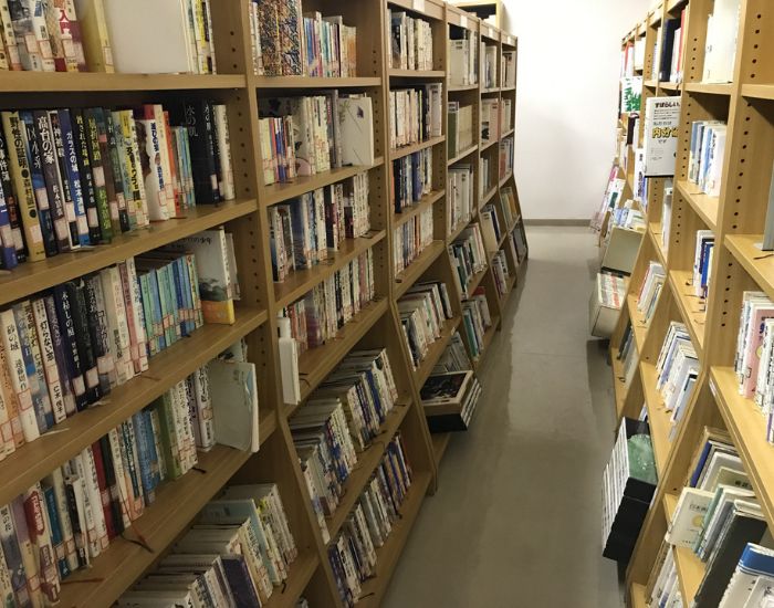 図書館の本棚の写真