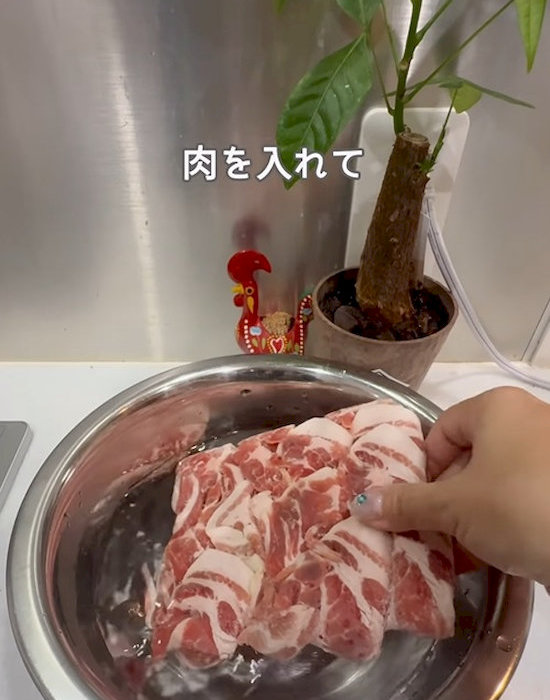 ボウルに冷凍肉を入れている様子