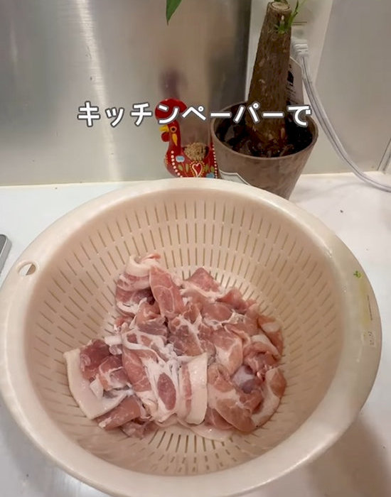 ザルにあげた肉