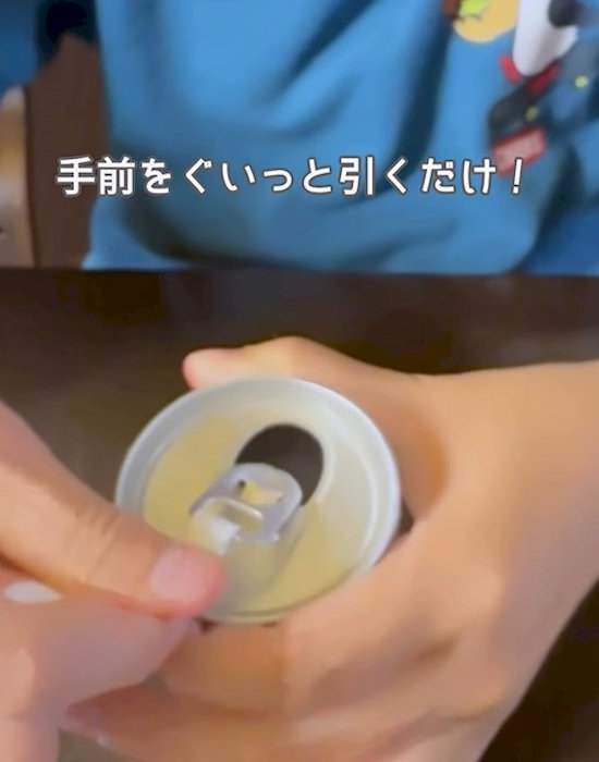 レシートで缶のプルタブを開ける様子