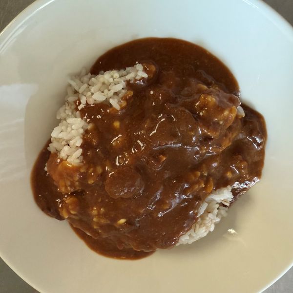 皿にカレーを盛りつけた様子