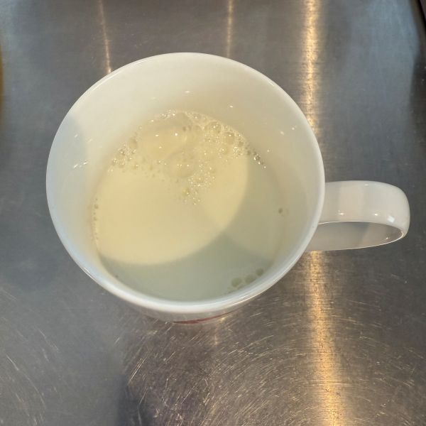 牛乳を入れたマグカップの写真