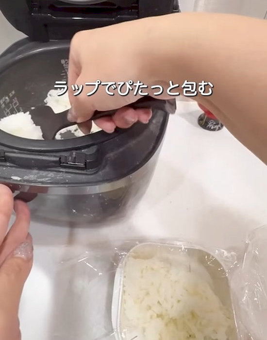 炊き立てのご飯をラップにのせる様子