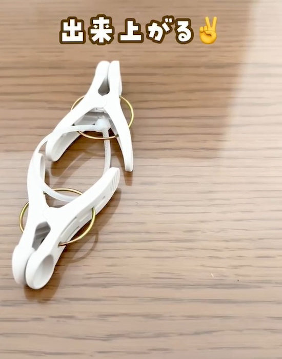 結束バンドでつなげた2つの洗濯バサミ