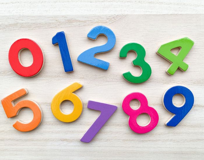 カラフルな数字の積み木を並べた写真
