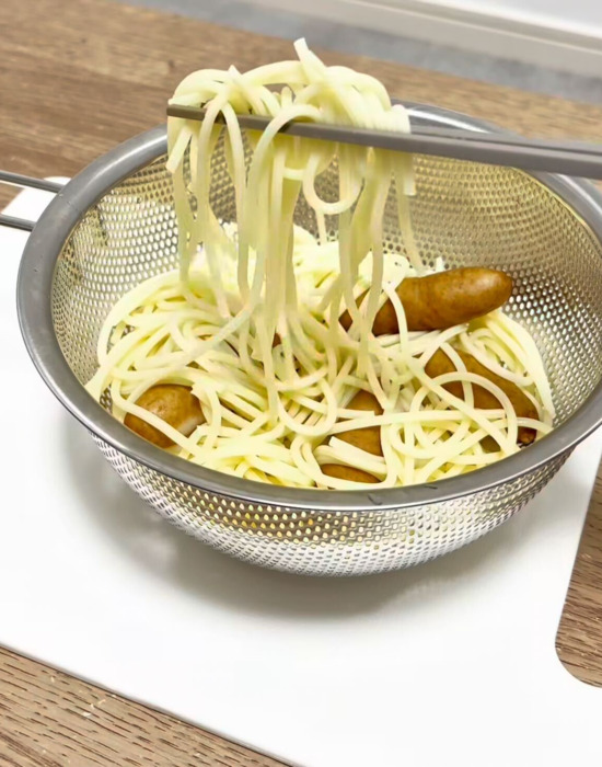 ウインナーと一緒にパスタをゆでた様子