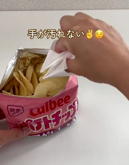 カバーをした状態でポテトチップスをつかむ様子