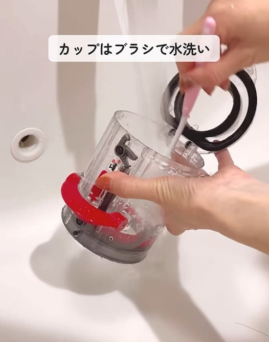 ダストカップを水洗いしている様子