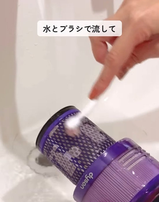フィルターを掃除している様子