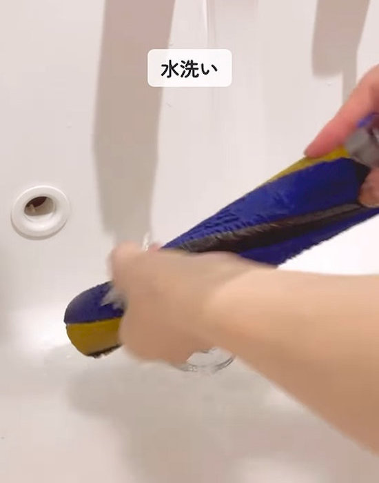 ヘッド部分を水洗いしている様子